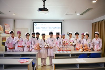 我院孕妇学校教具教材交接仪式圆满完成